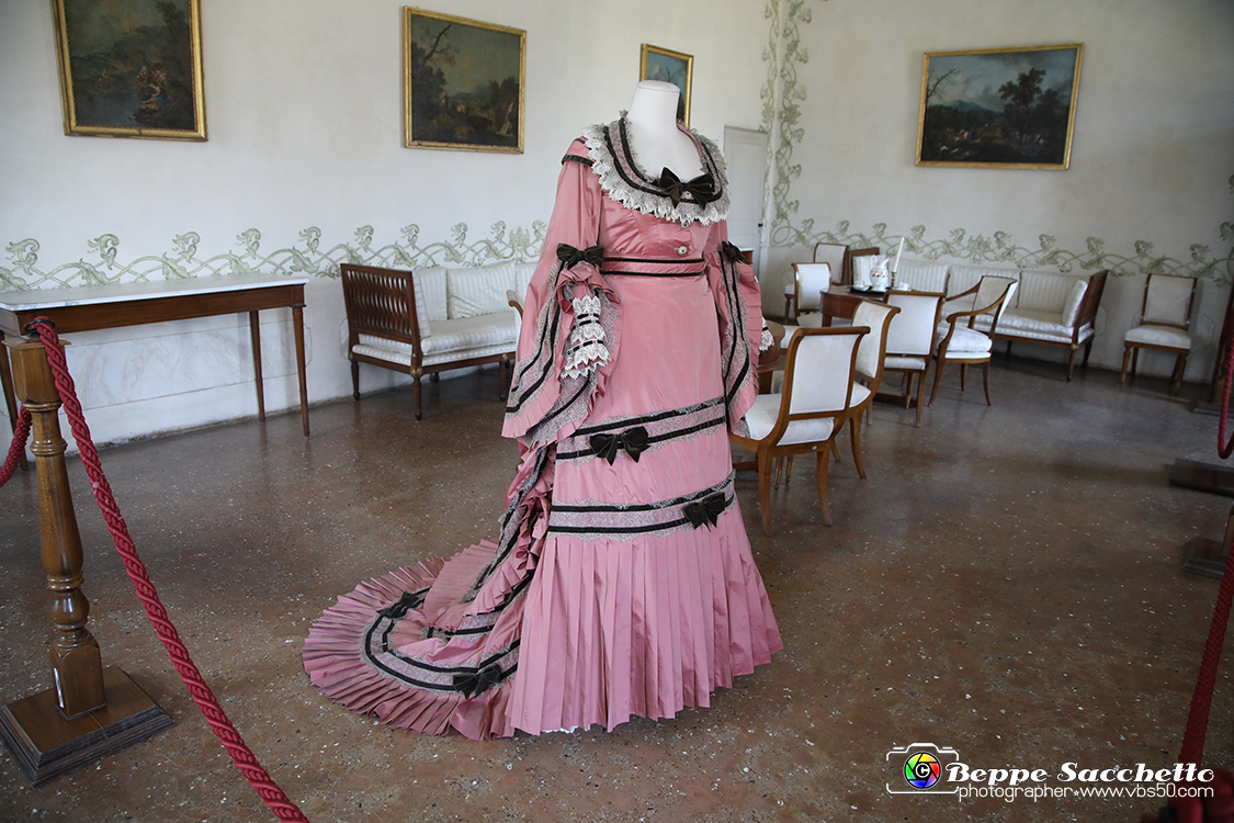 VBS_6586 - Villa Pisani - Stra (Venezia).jpg - STANZA DELLA CONTESSA MIRAFIORI  Nella sala affrescata nel XVIII secolo con motivi vegetali stilizzati è esposta una riproduzione fedele dell'abito indossato da Rosa Maria Vercellana contessa di Mirafiori e Fontanafredda, seconda moglie del re Vittorio Emanuele 